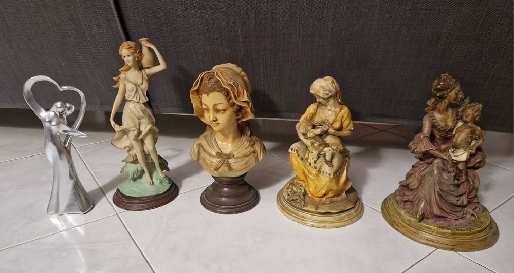 Várias estatuetas antigas