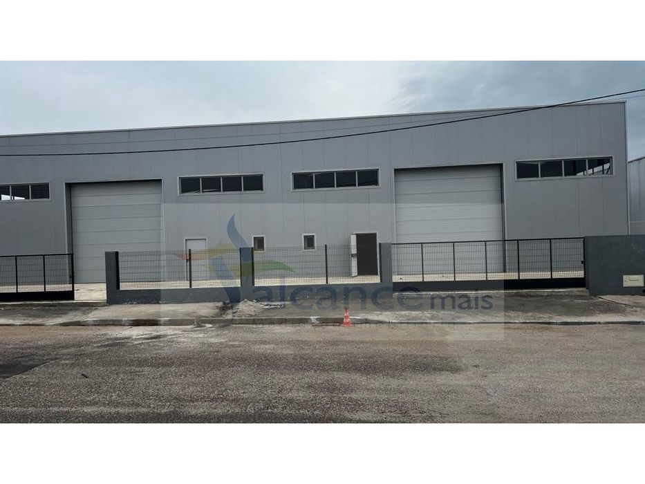 Armazém com construção recente em Vila Nova de São Bento I Possibil...