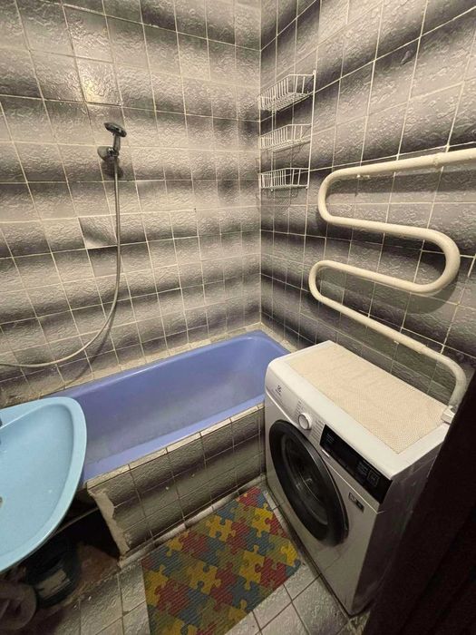 Продается 2-комнатная квартира в центре.