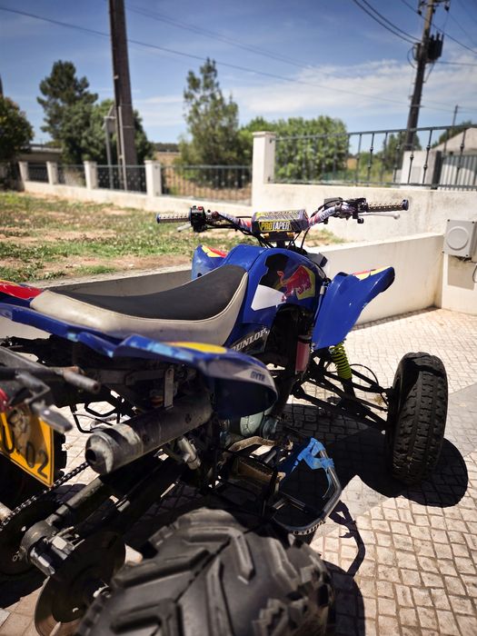 Moto 4 250cc matrículada em bom estado
