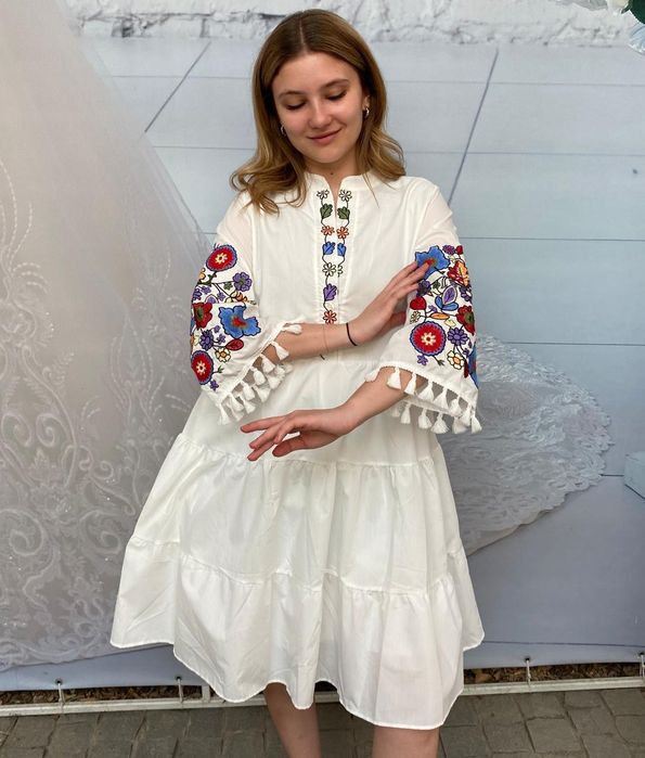 Біла сукня-вишиванка плаття  з барвистою вишивкою