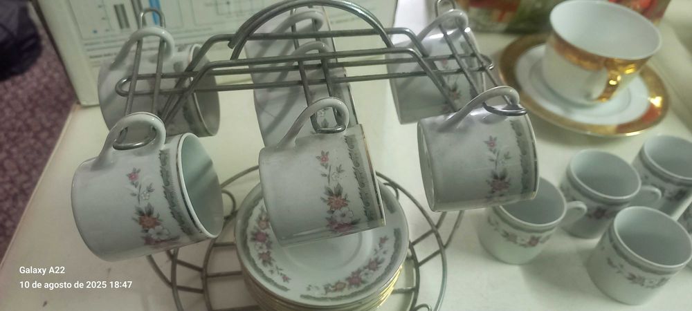 Conjunto de chávenas de chá e café