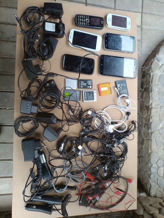 Зарядки , адаптеры, шнуры , нерабочие телефоны