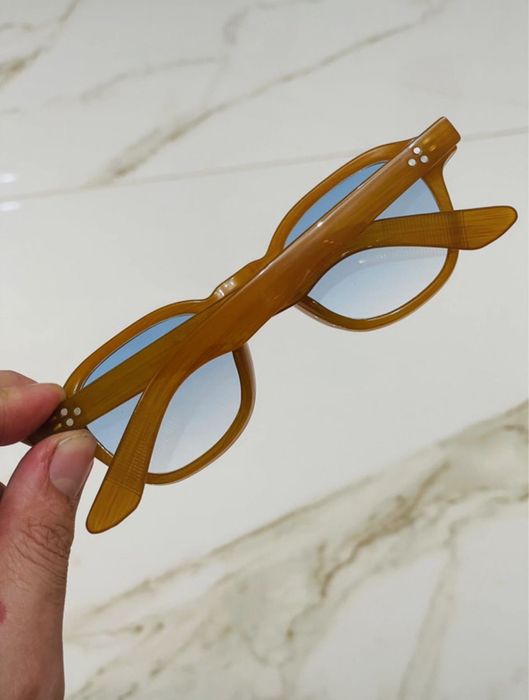 Óculos de sol vintage com lentes em azul claro