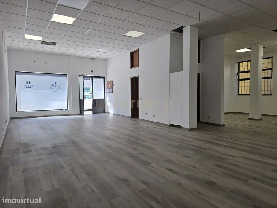 Espaço comercial com área ampla de 98m2 situada na zona da Aranguês |