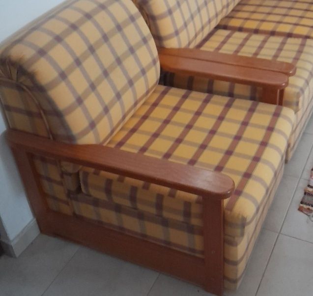 Poltrona com estrutura de madeira
