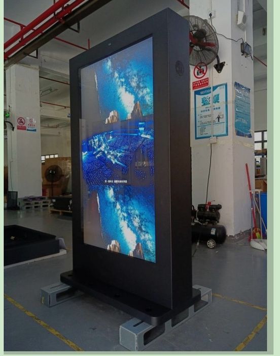 Ekran lcd zewnetrzny totem reklamowy potykacz multimedialny