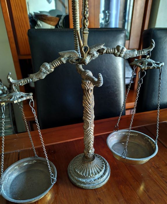Balança antiga em latão.