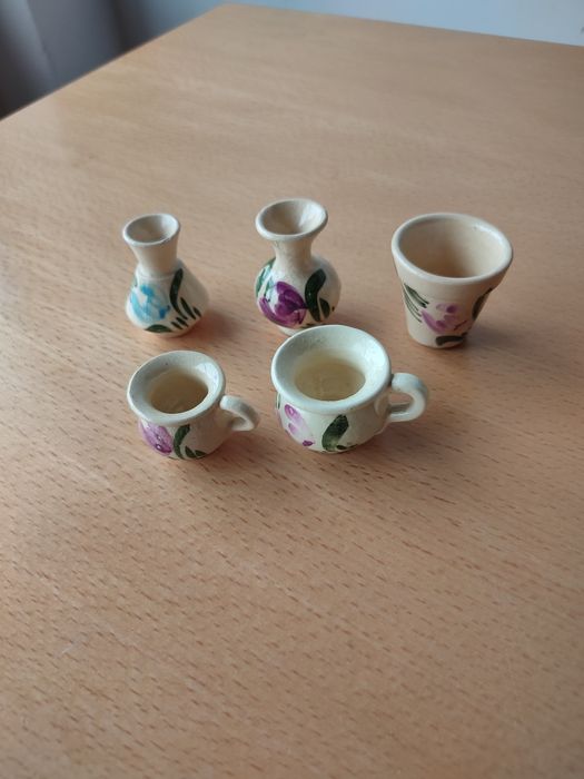 Conjunto de loiça em miniatura.