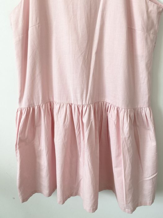 Reserved pudrowa sukienka midi falbana