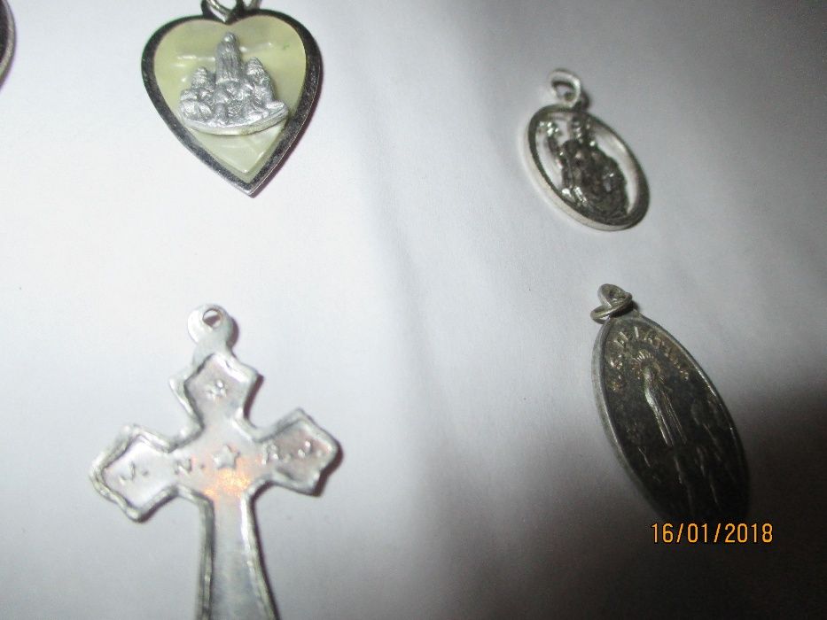17 amuletos e medalhas para fios pendentes