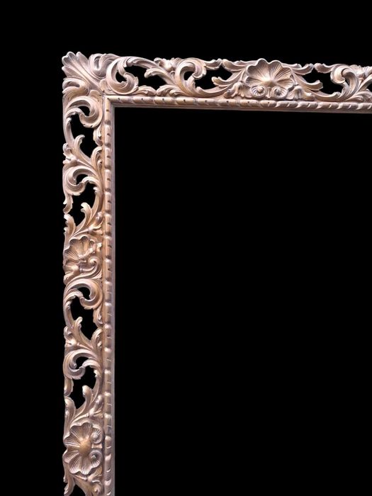 Grande moldura de espelho talhada em madeira