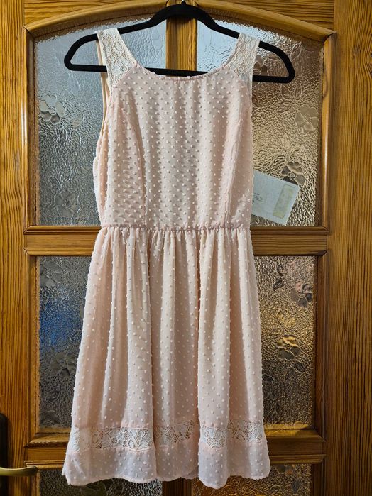 Różowa sukienka z wypukłym wzorem