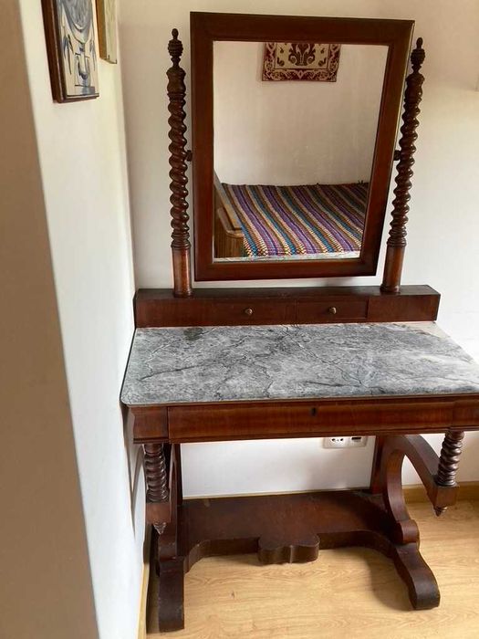 Consola antiga de madeira trabalhada com tampo de pedra mámore e espelho acoplado