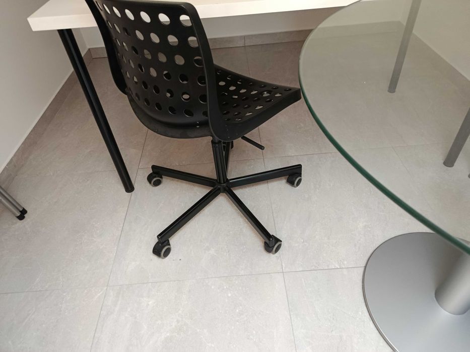 Secretaria 150x75cm + cadeira de escritório de oferta