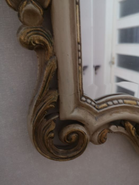 Espelho decorativo, com dourado velho.