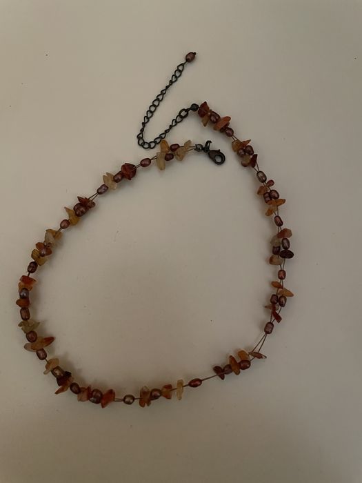 Colar em tons laranja