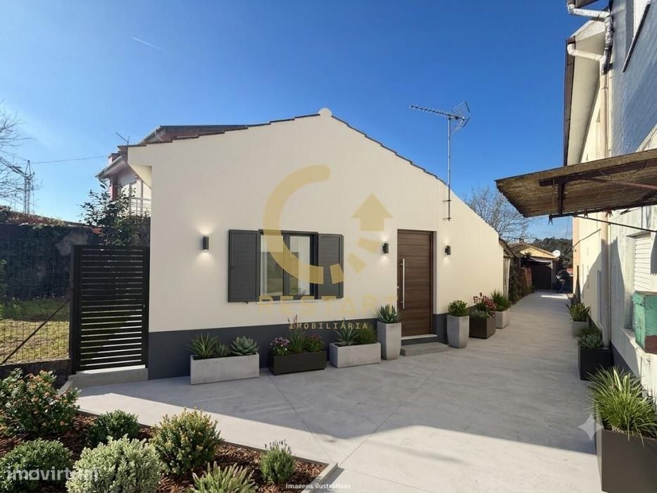 Moradia T2 para Reabilitação | 180m2 de Logradouros | Gondomar