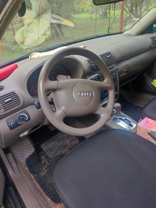 Vendo Audi A1 caixa automática  muito resistente  BOM.