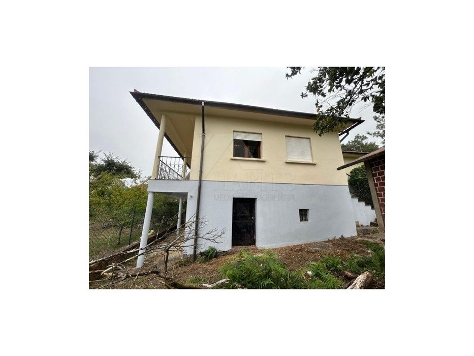 Moradia habitável com 5000m2 de terreno.