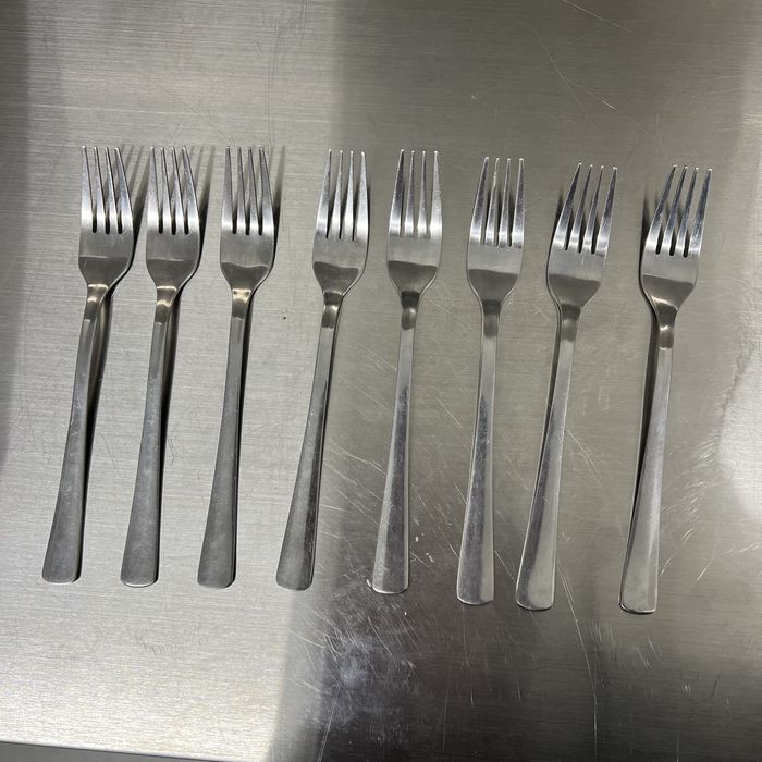 Столові прибори. Виделки,Ложки столові, ножі столові, чайні ложки