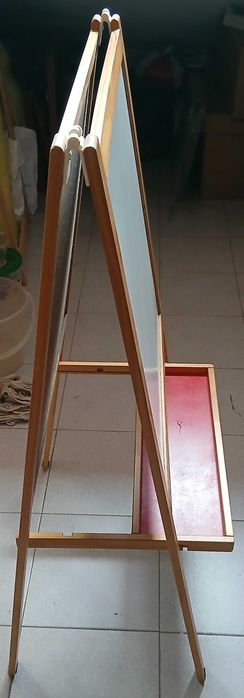 Quadro com tripé, ardósia e acetato.