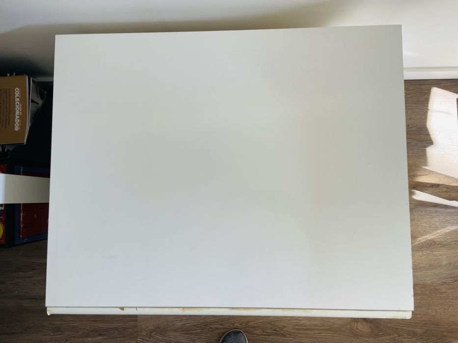 Móvel branco para televisão / arrumação