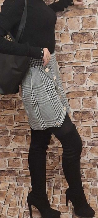 Atrakcyjna spódniczka w kratkę z koronkową wstawką Made in Italy