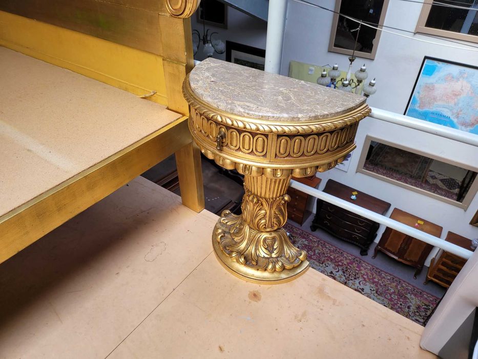 Muito bonito conjunto de cama antiga com duas mesas de cabeceira