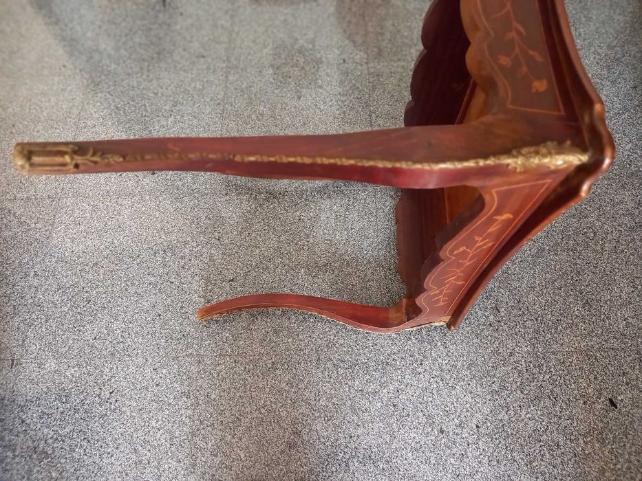 Mesa decorativa com embutidos