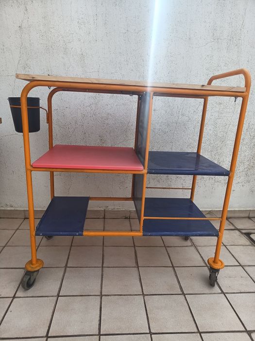 2 mesas apoio,  oferta 6 caixas arrumação e 4 cestos em ferro