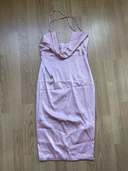 Гарна атласна сукня (фото на тілі)