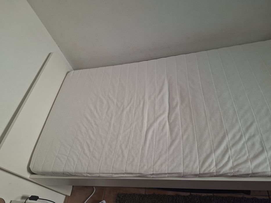 Cama e mesa de cabeceira