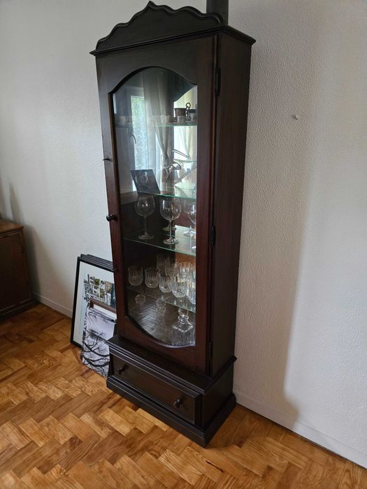 Móvel porta em vidro e gaveta