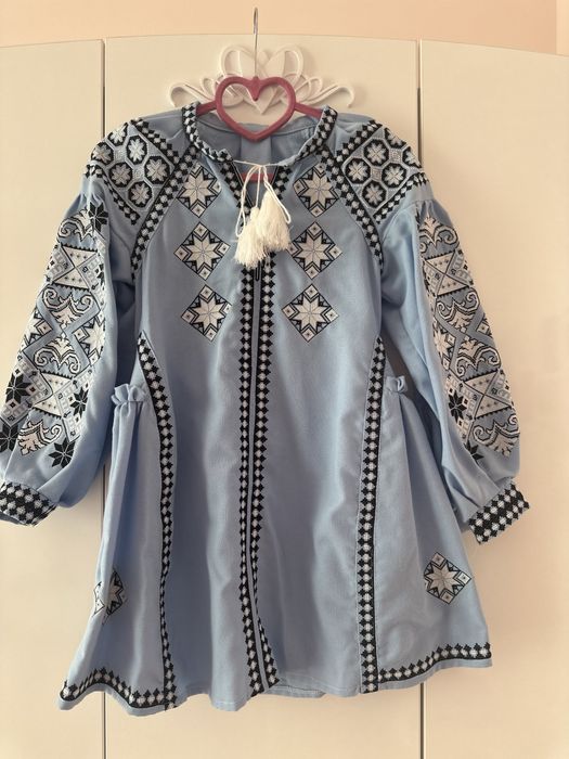 Чарівна блакитна  вишита сукня 134-140р.