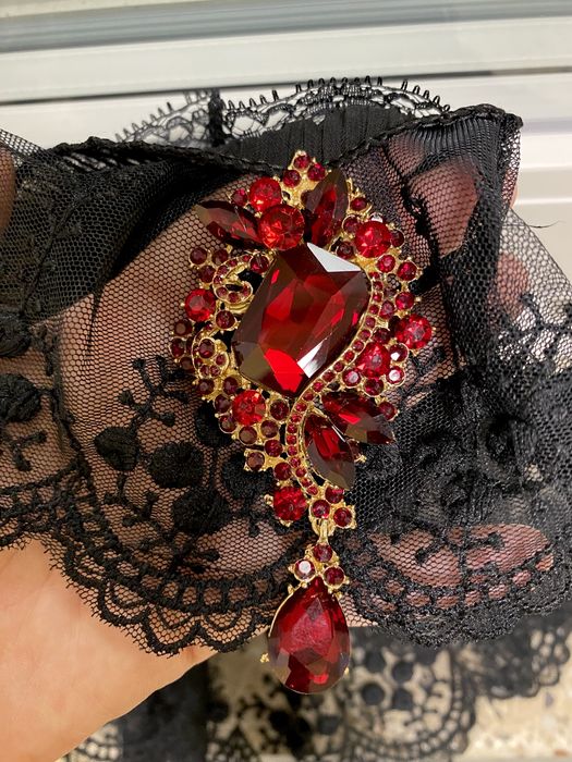 Broszka w stylu vintage czerwona