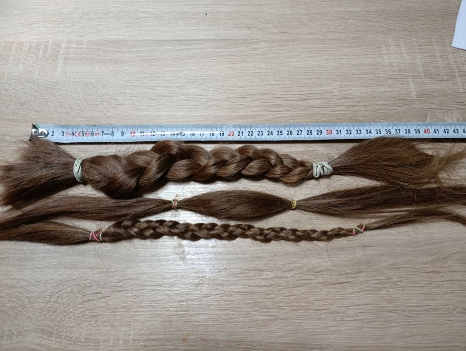 Włosny naturalne w kolorze ciemny blond