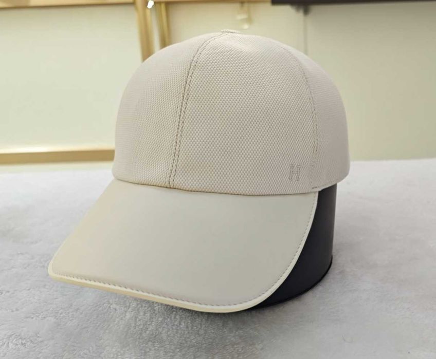 Cap Hermes com fecho metalico ajustavel