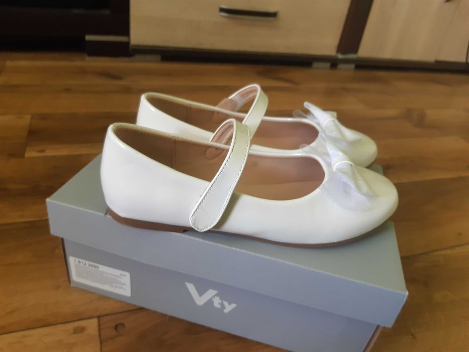 Buty lakierki  rozmiar 36 białe.