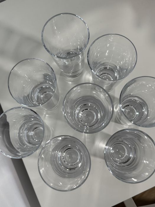 Прозорі скляні стакани