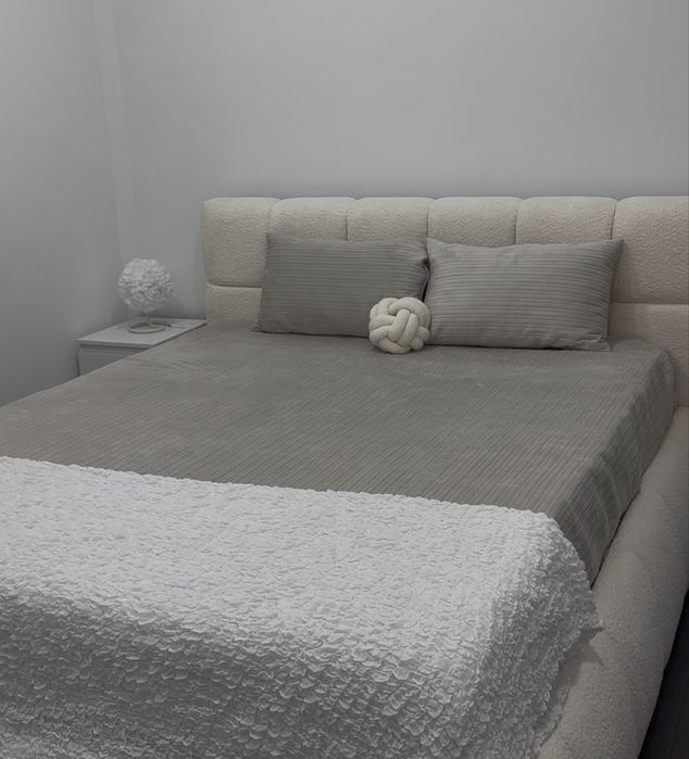 Cama alcochoada 160x200 com sommier