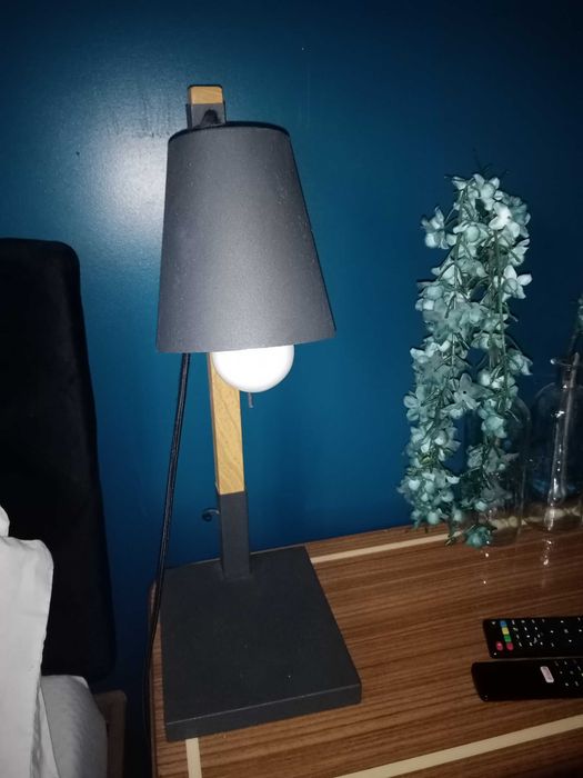 Metalowa lampa stołowa