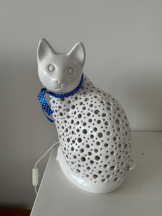 Lampa w kształcie kotka, ceramika z Bolesławca