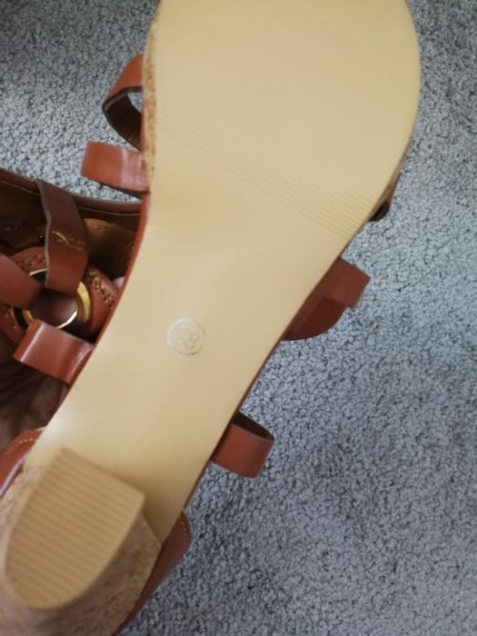 Skórzane nowe sandały 39