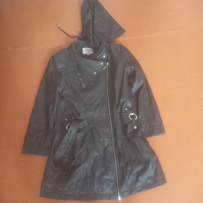 Віддам жіночий плащ