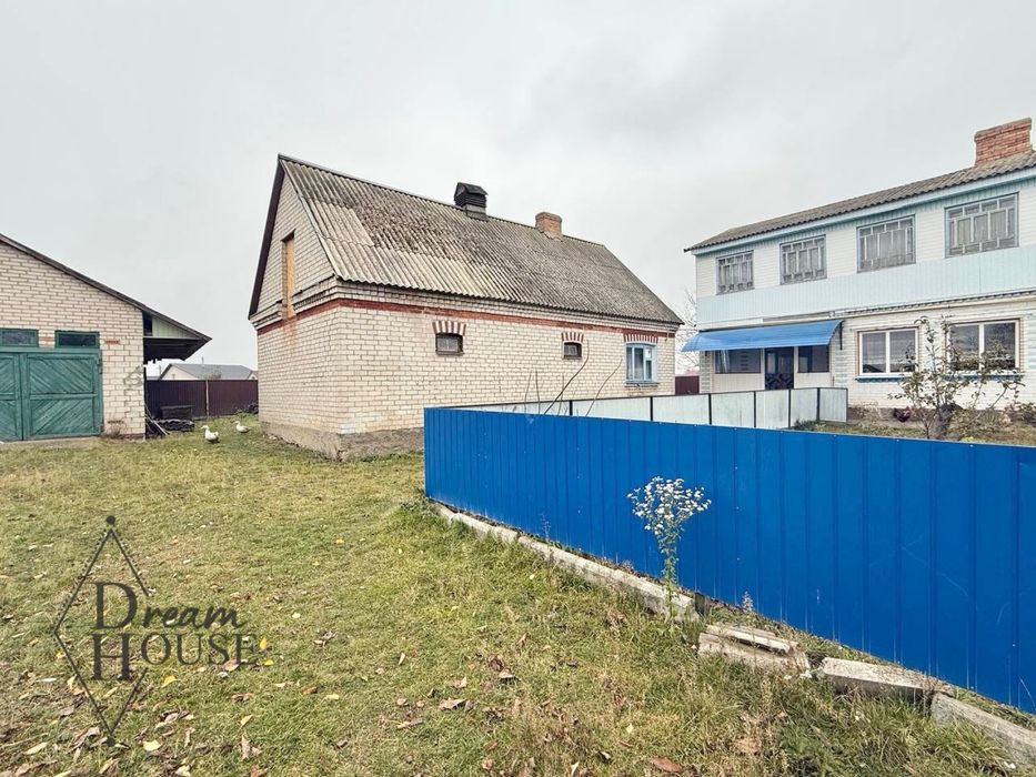 Продаж 2 поверхового цегляного будинку