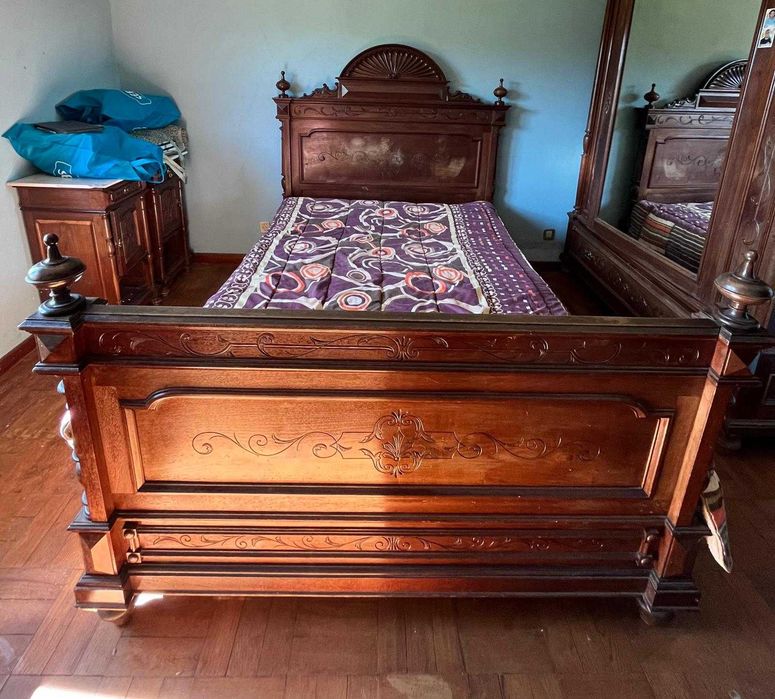 Conjunto de móveis em madeira maciça