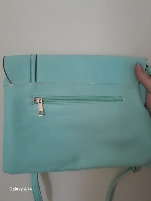 М'ятного кольору сумочка