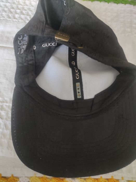 Bonés da Gucci, em Preto e Creme.