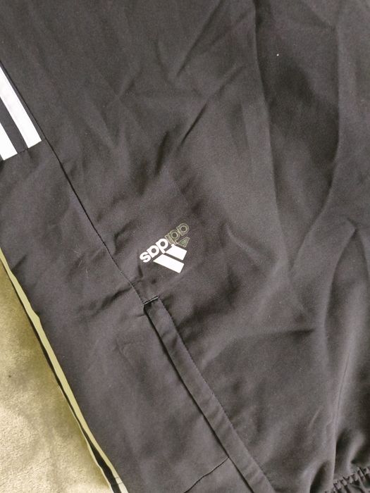 Spodnie adidas z szerokim nogawkami szelesty L